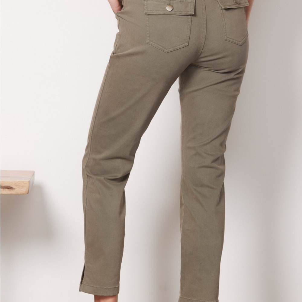 Evereve olive straight leg pants! Sold out on line in size 28